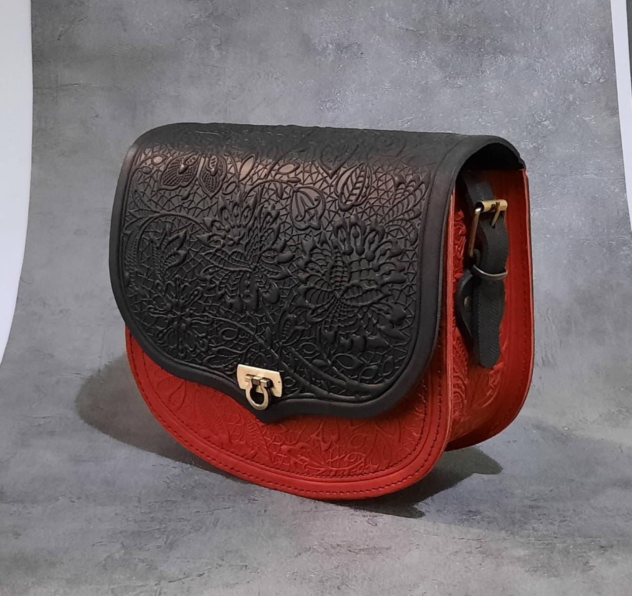 Жіноча шкіряна сумка ручної роботи з тисненим орнаментом «Квітка», чорно-червоного кольору , 23*26*10 см, фото 1