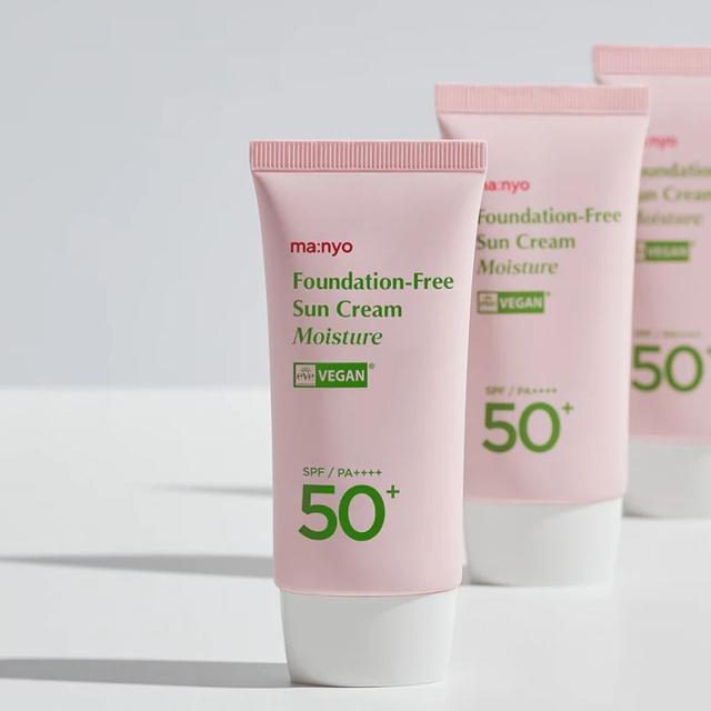 Тонирующий санскрин с нежной текстурой Manyo Factory Foundation-Free Sun Cream Moisture SPF50+/PA++++
