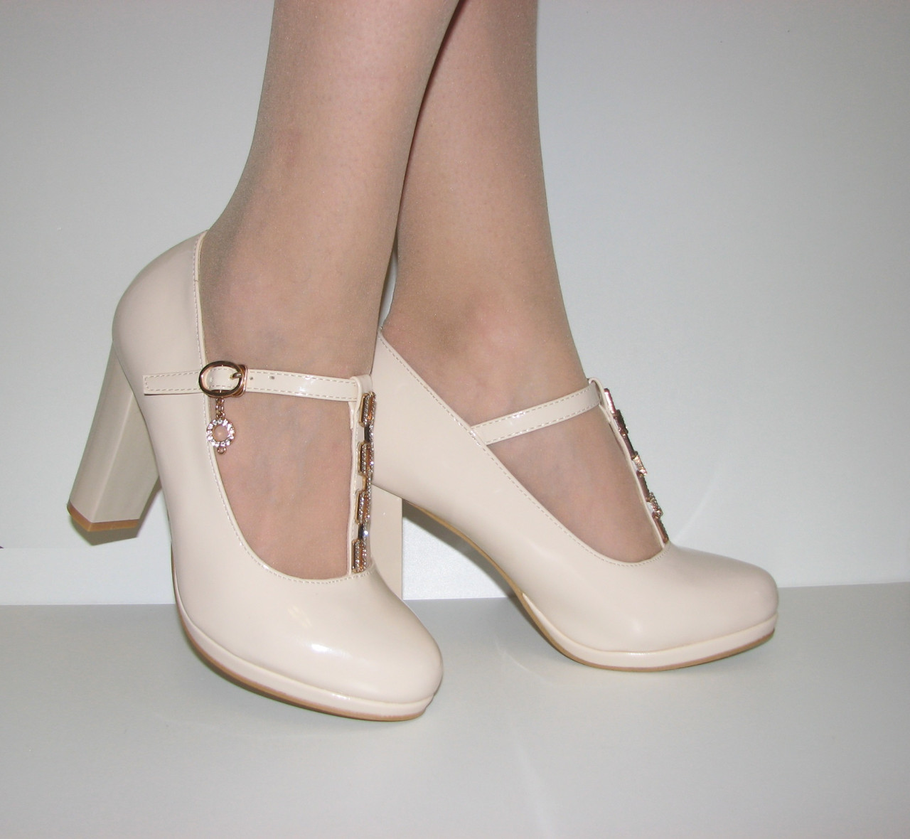 Туфлі жіночі бежеві на середньому стійкому підборі з ремінцем розмір 36, фото 1