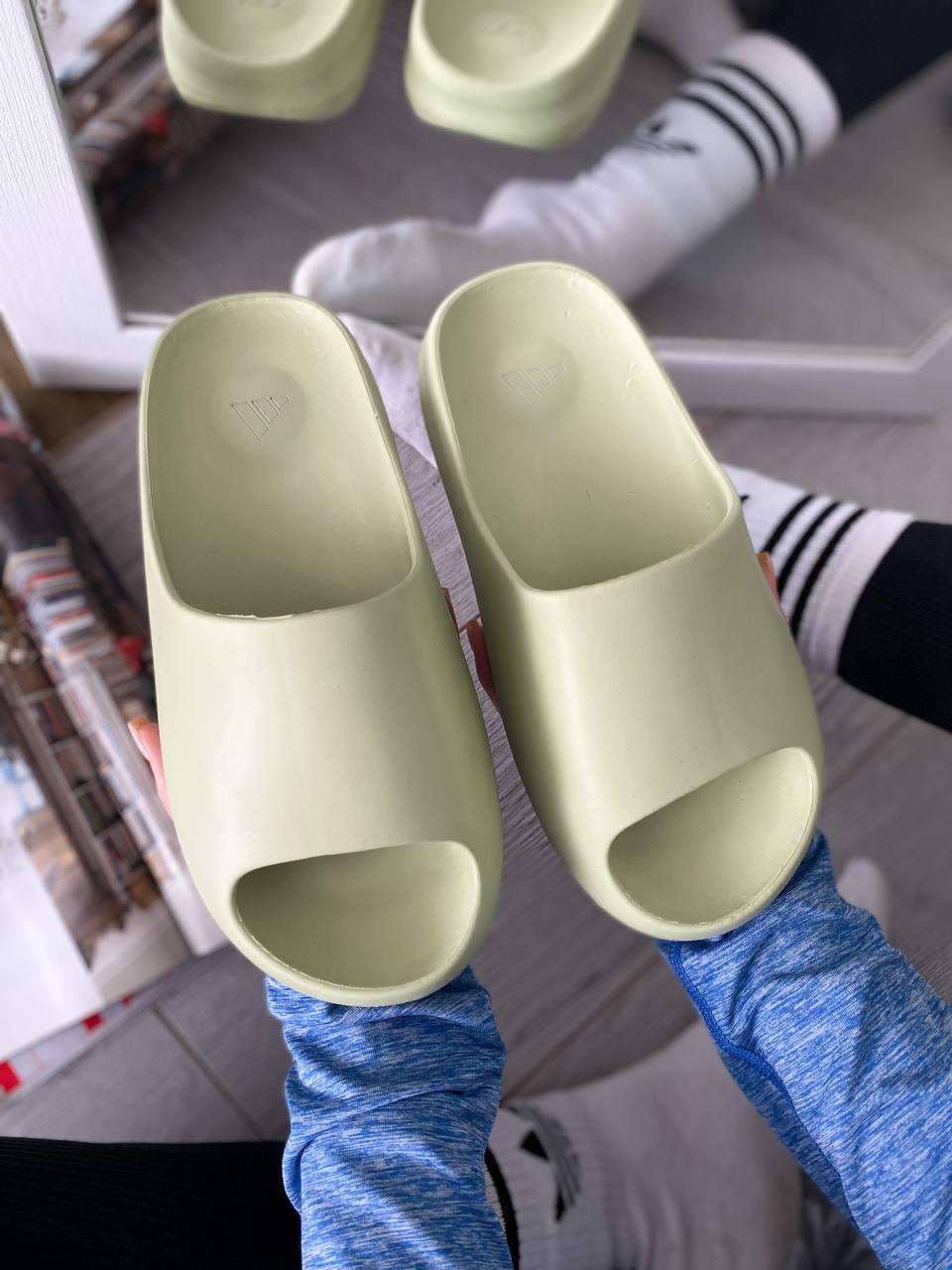 Жіночі шльопанці Adidas Yeezy Slide Resin Light Beige FZ5904