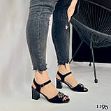 Жіночі чорні босоніжки на маленькому підборі зі стильним декором, фото 7