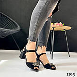 Жіночі чорні босоніжки на маленькому підборі зі стильним декором, фото 6