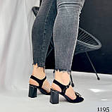 Жіночі чорні босоніжки на маленькому підборі зі стильним декором, фото 8