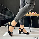 Жіночі чорні босоніжки на маленькому підборі зі стильним декором, фото 3
