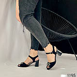 Жіночі чорні босоніжки на маленькому підборі зі стильним декором, фото 10