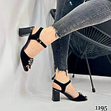 Жіночі чорні босоніжки на маленькому підборі зі стильним декором, фото 2