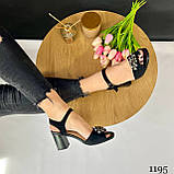 Жіночі чорні босоніжки на маленькому підборі зі стильним декором, фото 9