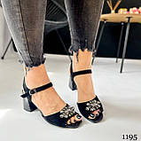 Жіночі чорні босоніжки на маленькому підборі зі стильним декором, фото 5