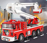 Конструктор велика дитяча пожежна машина з рухомими елементами та чоловічками 751дет Конструктори пожежні, фото 3