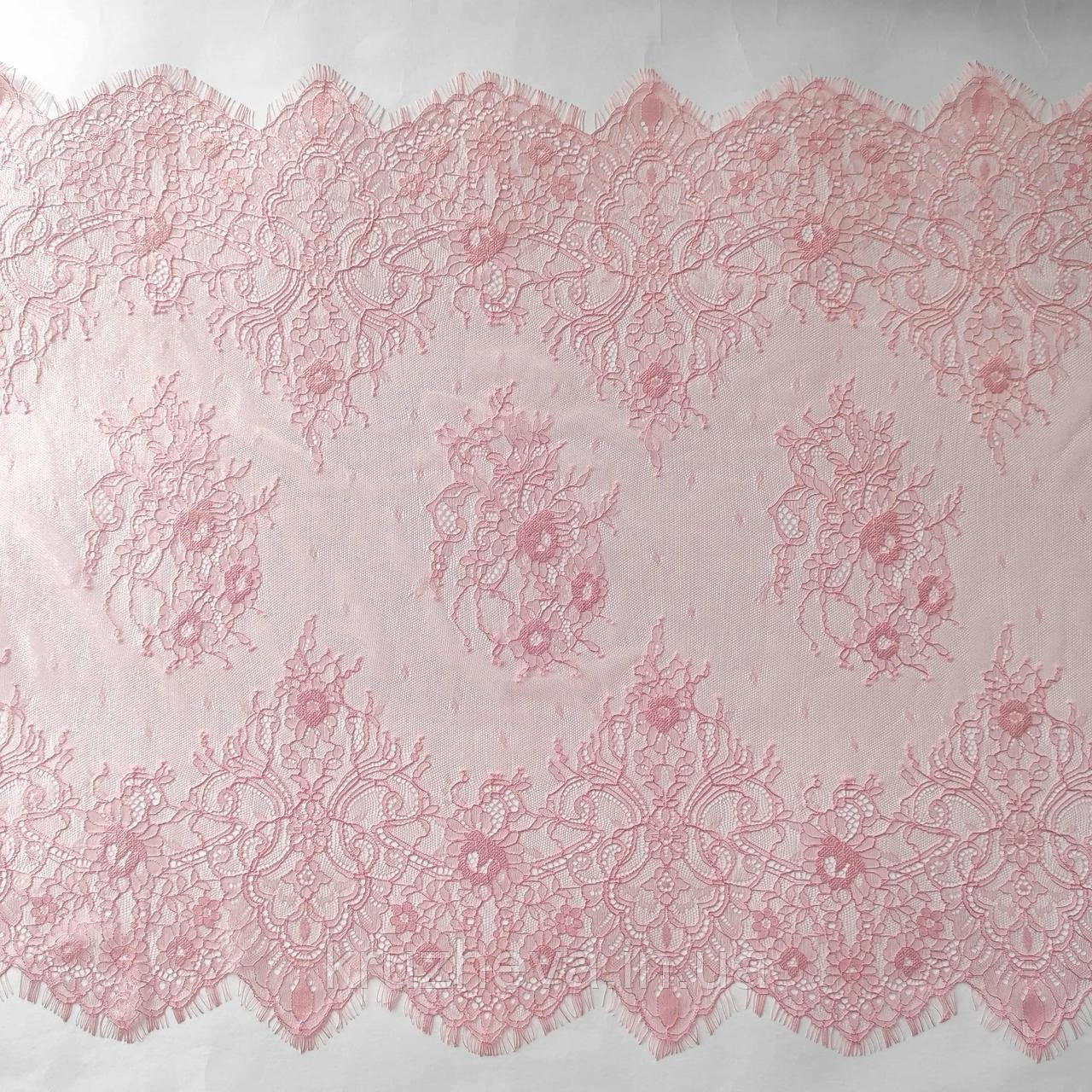 Ажурне французьке мереживо шантильї (з війками) рожевого кольору шириною 51 см, довжина купона 1,4 м.