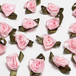 Декоративні рожеві трояндочки із зеленим листочком