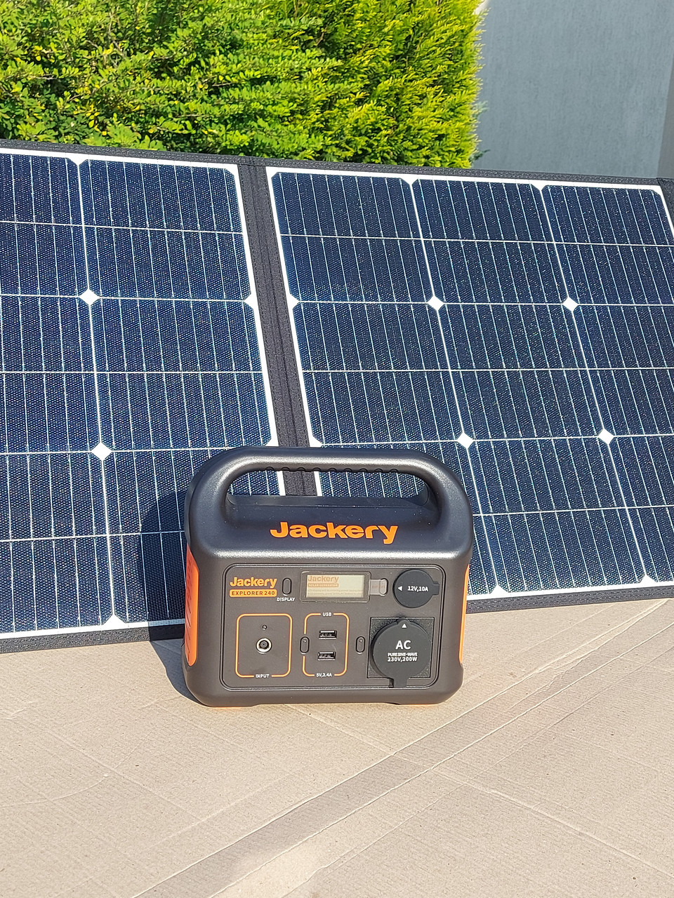 Зарядна станція із сонячною панеллю Jackery Explorer 240 + Solar panel 60W. Мініконтроль