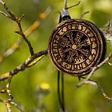 Ароматизатор в авто Woodoo "Вегвізир. Руни вікінгів. Рунічний компас", 6 см. аромат 10 мл в комлекті Дикий (Savage), фото 3