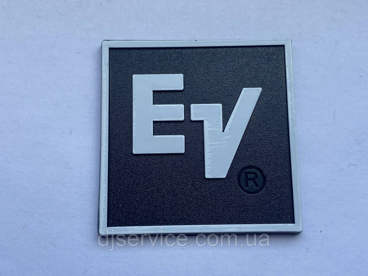 Шильдик, наклейка, логотип 50x50 mm (plastic) на сітку колонки EV (Electro voice)