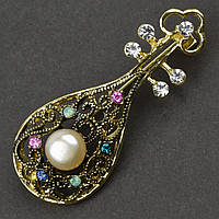 Брошка металева на золотистій основі гітара з різнобарвними кристалами та перлиною розмір 45х20 мм