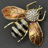 Брошка металева на золотистій основі бджола з білими стразами покрита кольоровою емаллю розмір 35х40 мм