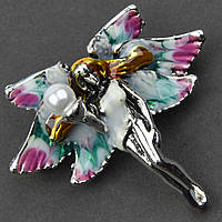 Брошка металева на сріблястій основі пасова фея з перлиною покрита кольоровою емаллю розмір 45х45 мм