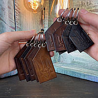 Шкіряний брелок коньячного кольору на ключі ручної роботи TsarArt. Герб України