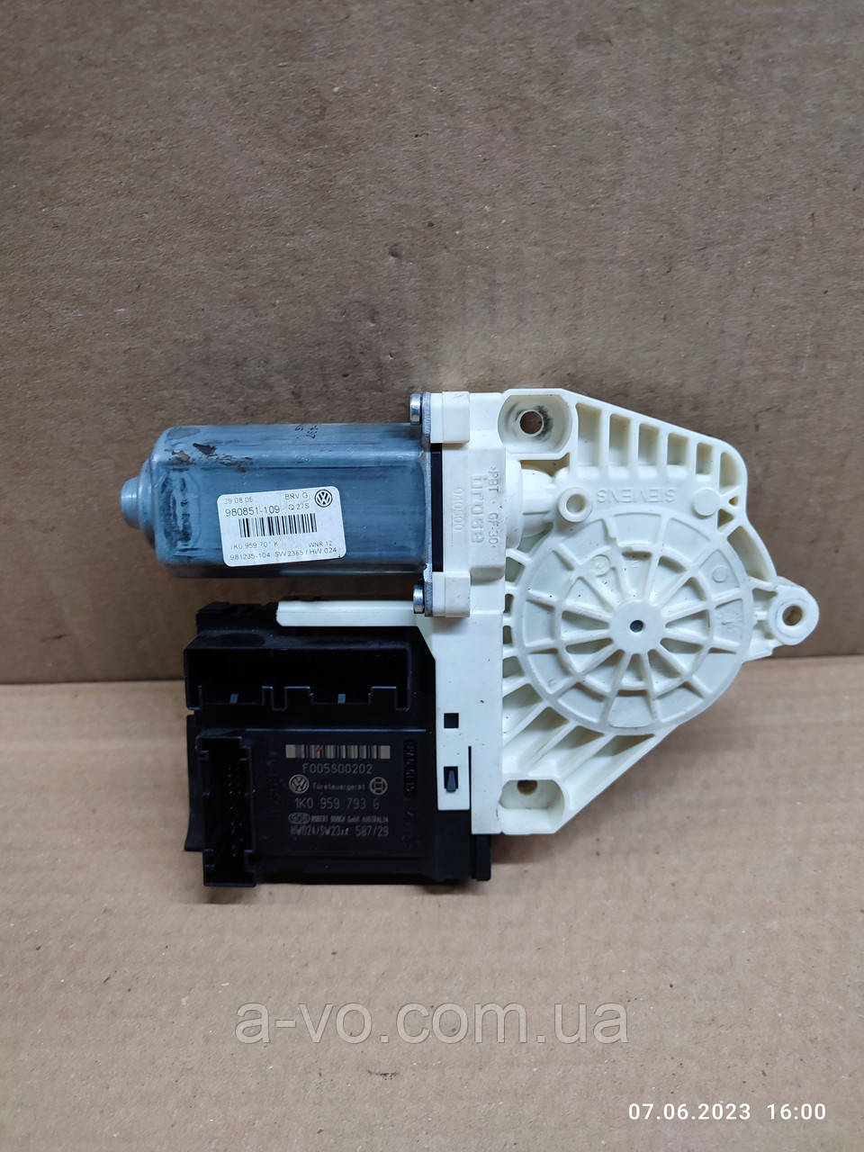 Моторчик стеклоподъемника передний левый VW Passat B6 1k0959701k ...