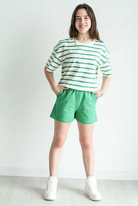 Комплект для дівчинки на літо біла футболка зелена смужка та короткі шорти зеленого кольору