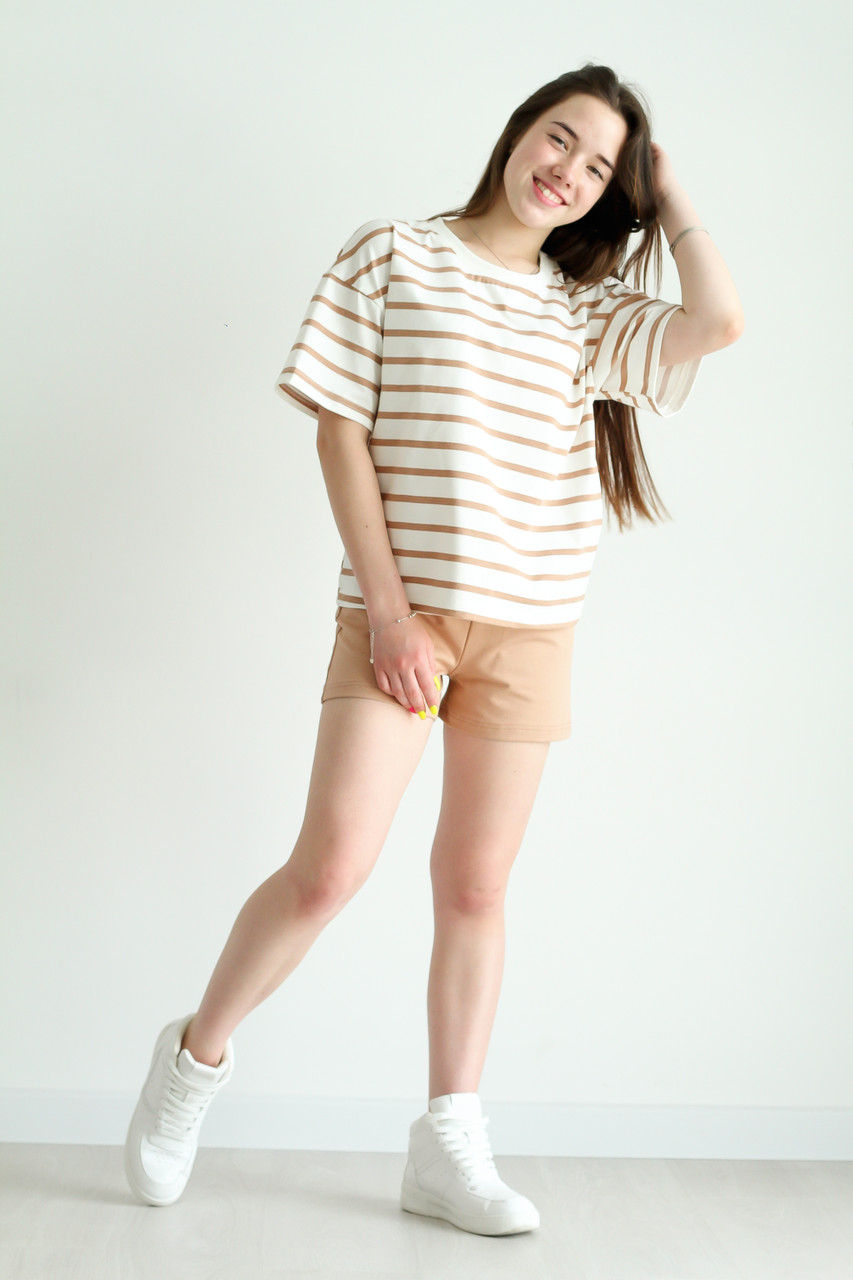 Комплект для дівчинки на літо біла футболка коричнева смужка та короткі шорти кольору капучино