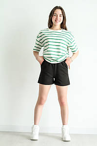 Комплект для дівчинки на літо біла футболка зелена смужка та короткі шорти чорного кольору