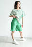 Комплект для дівчинки на літо біла футболка зелена смужка та подовжені шорти зеленого кольору, фото 2
