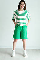 Комплект для девочки на лето белая футболка зеленая полоска и удлиненные шорты зеленого цвета