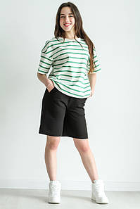 Комплект для дівчинки на літо біла футболка зелена смужка та подовжені шорти чорного кольору