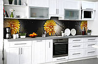 Виниловый кухонный фартук Желтые Хризантемы пленка ПВХ скинали 3Д брызги воды Цветы Черный 600*2000 мм