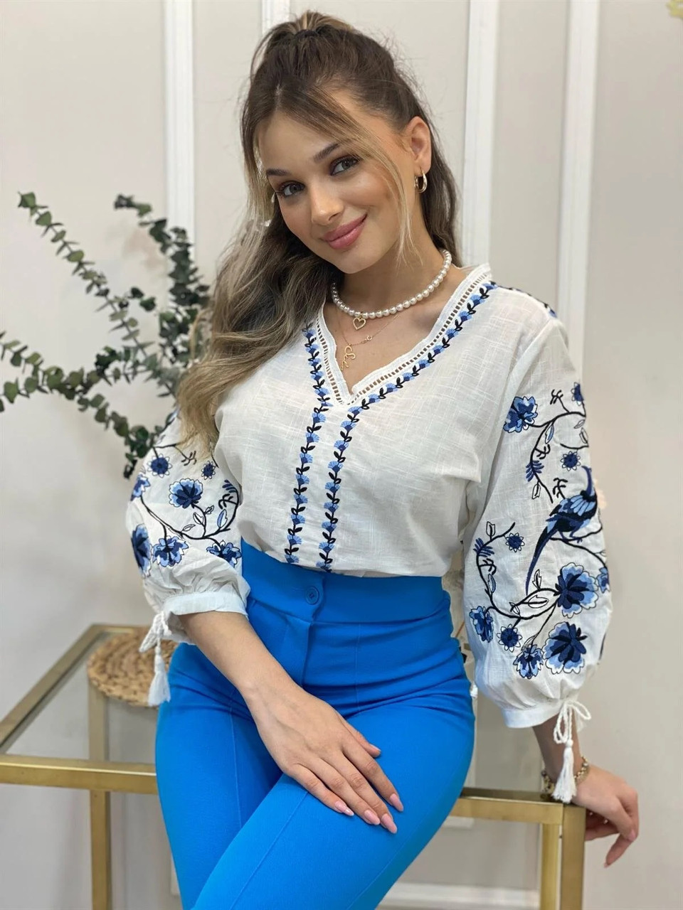 Вишита блуза з синім візерунком