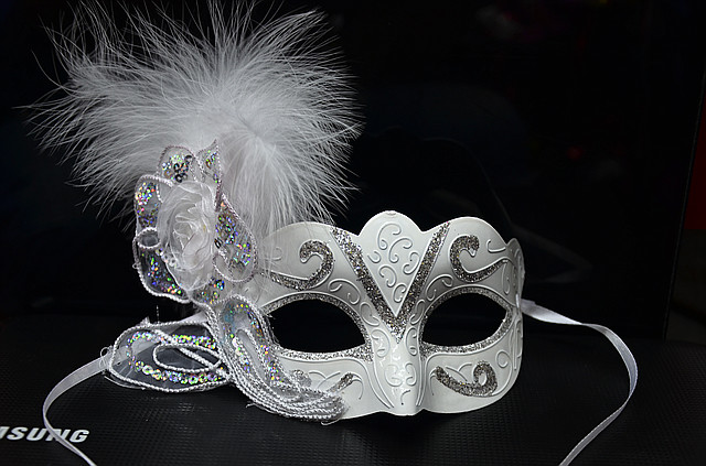 Маска карнавальна біла (паєтки праворуч)