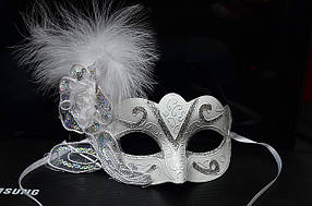 Маска карнавальна біла (паєтки праворуч)