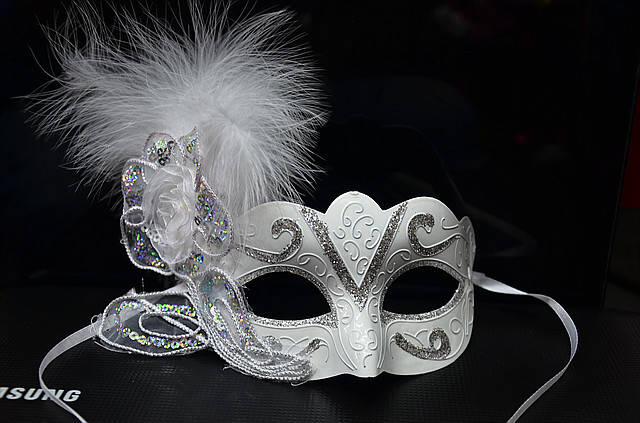 Маска карнавальна біла (паєтки праворуч), фото 1