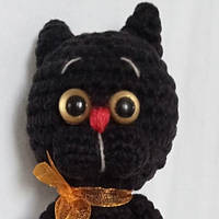 Вязанная мягкая игрушка Чёрный Кот в Чёрном свитере (высота 17 см, пряжа: акрил, наполнитель: холлофайбер)