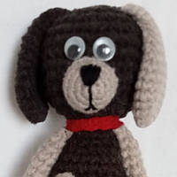 Вязанная мягкая игрушка Пёс в свитере (высота 17 см, пряжа: акрил, наполнитель: холлофайбер)