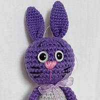 Вязанная мягкая игрушка Заяц фіолетовий в свитере (высота 17 см, пряжа: акрил, наполнитель: холлофайбер)