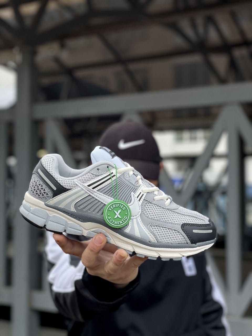 Чоловічі кросівки Nike Vomero 5 (сірі) зручні спортивні кроси весна/літо/осінь J3560 топ
