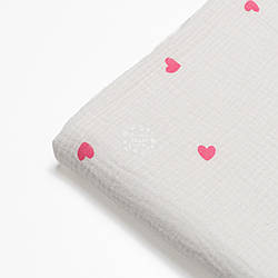 Клаптик двошарового жатого мусліну з рожевими сердечками на фоні айворі, розмір 22*135 см
