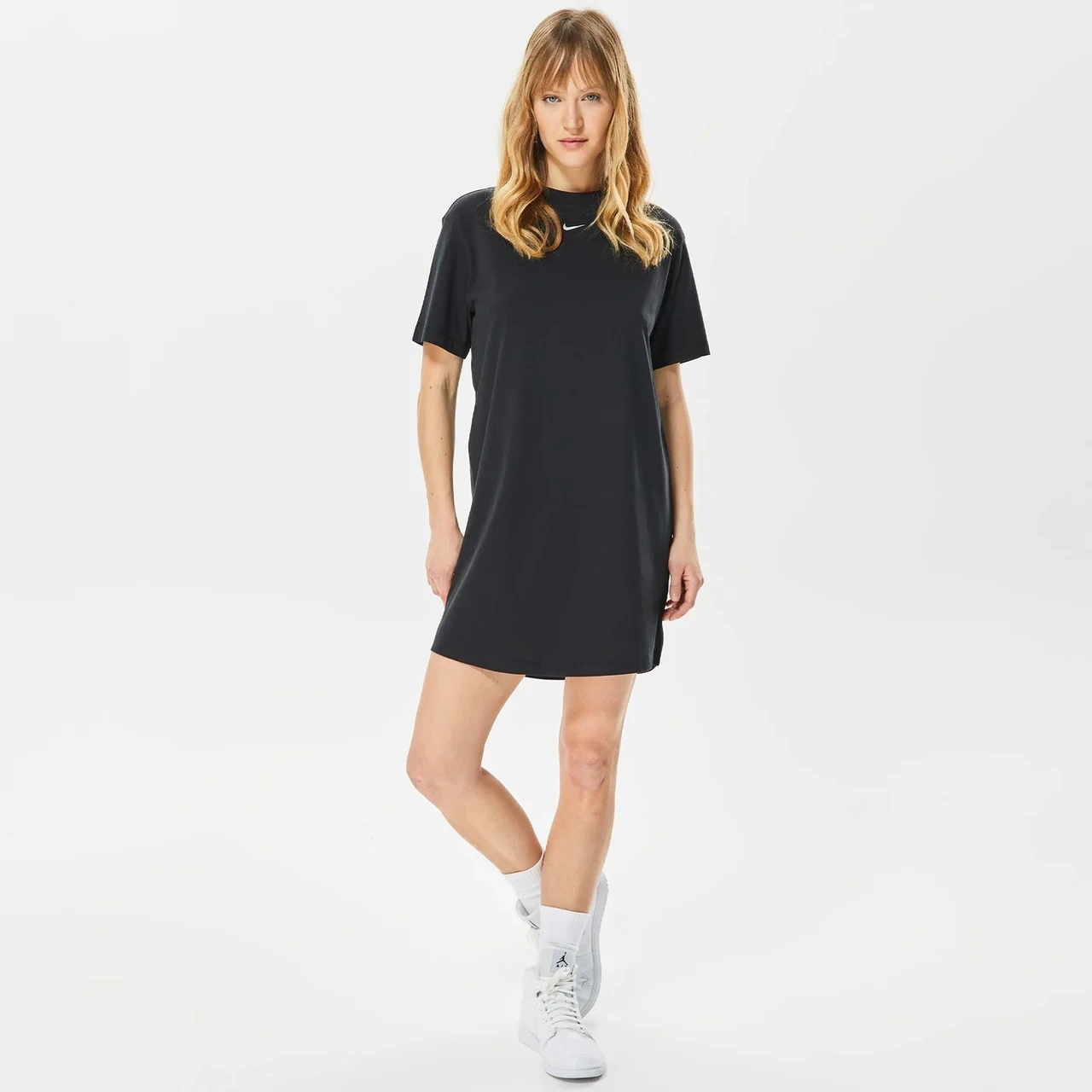 Плаття-футболка жіноча Nike W NSW ESSNTL SS DRESS TSHRT DV7882-010