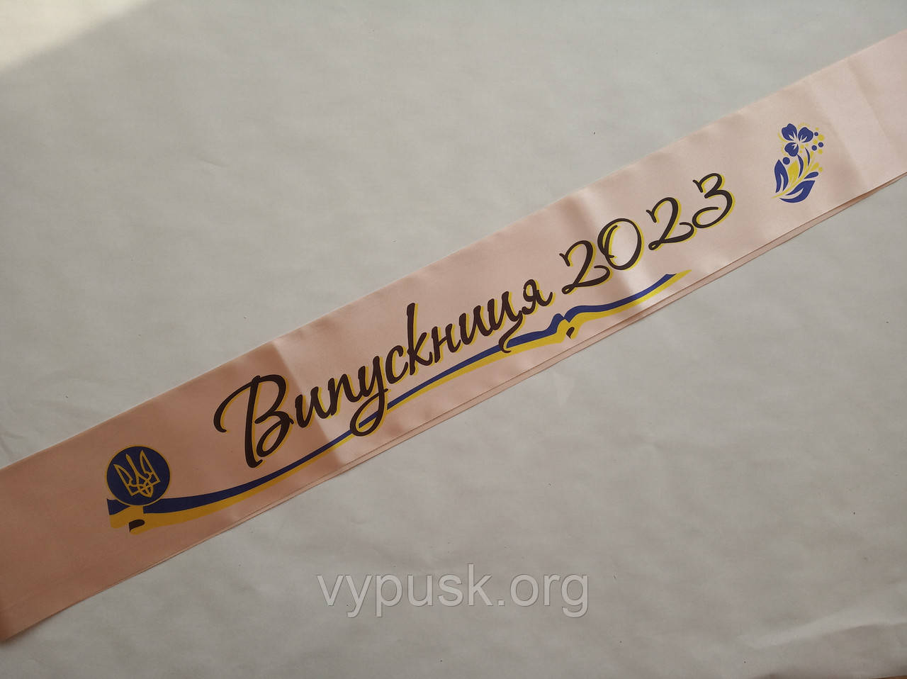 Лента Випускниця 2023 кофейная атласная