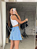 Жіночий літній костюм: білий топ і коротка блакитна спідниця, фото 2