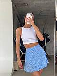 Жіночий літній костюм: білий топ і коротка блакитна спідниця, фото 3