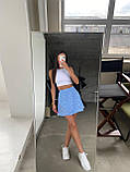 Жіночий літній костюм: білий топ і коротка блакитна спідниця, фото 4