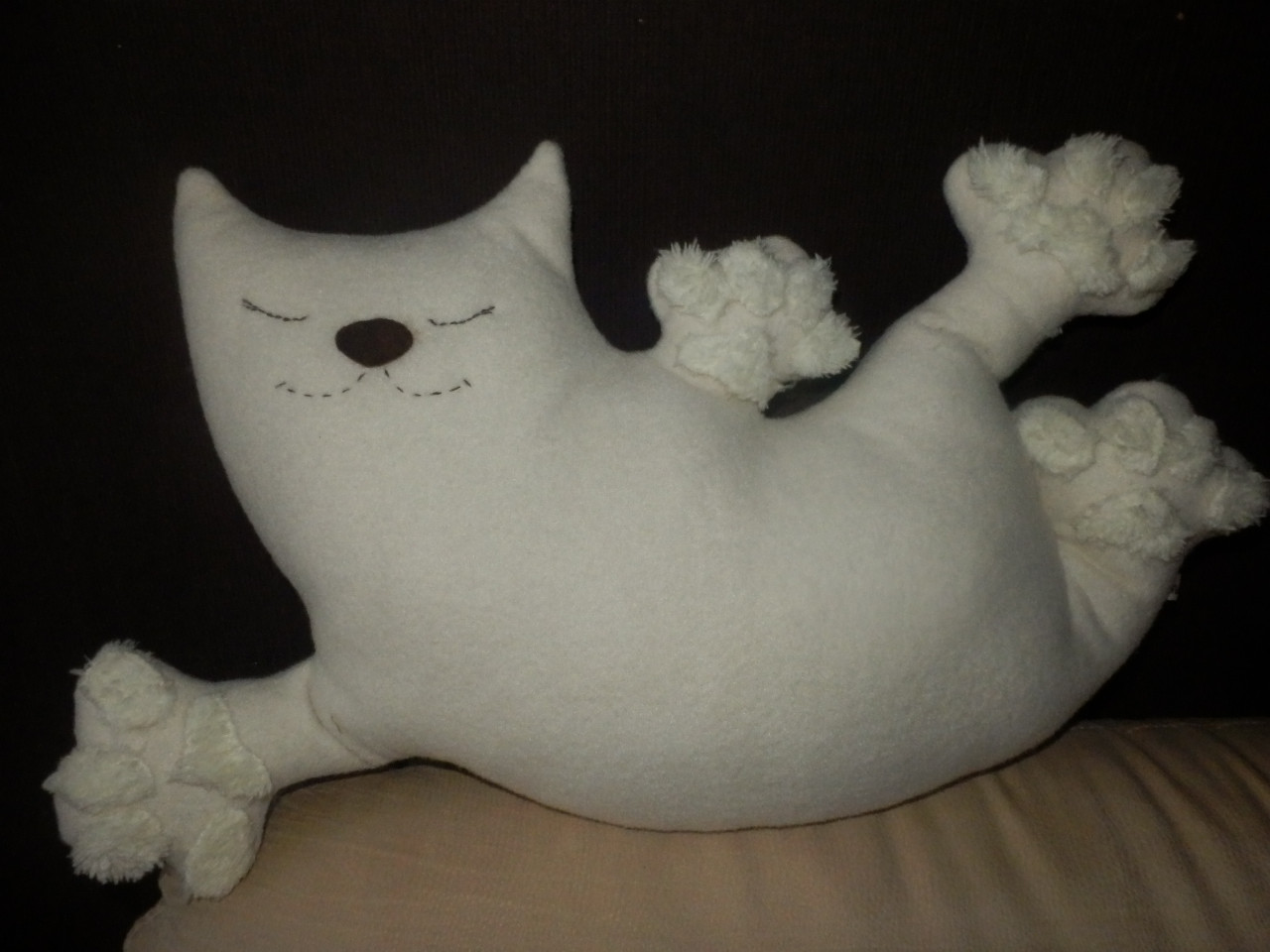 Авторська інтер'єрна подушка "КОТ-МУРКОТ" з пухнастими лапами, фото 1