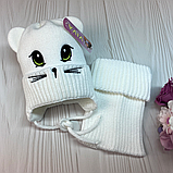 М 91107. Комплект зимовий для дівчинки шапка із зав'язками та манішка "ОЧІ", різні кольори фліс, фото 2