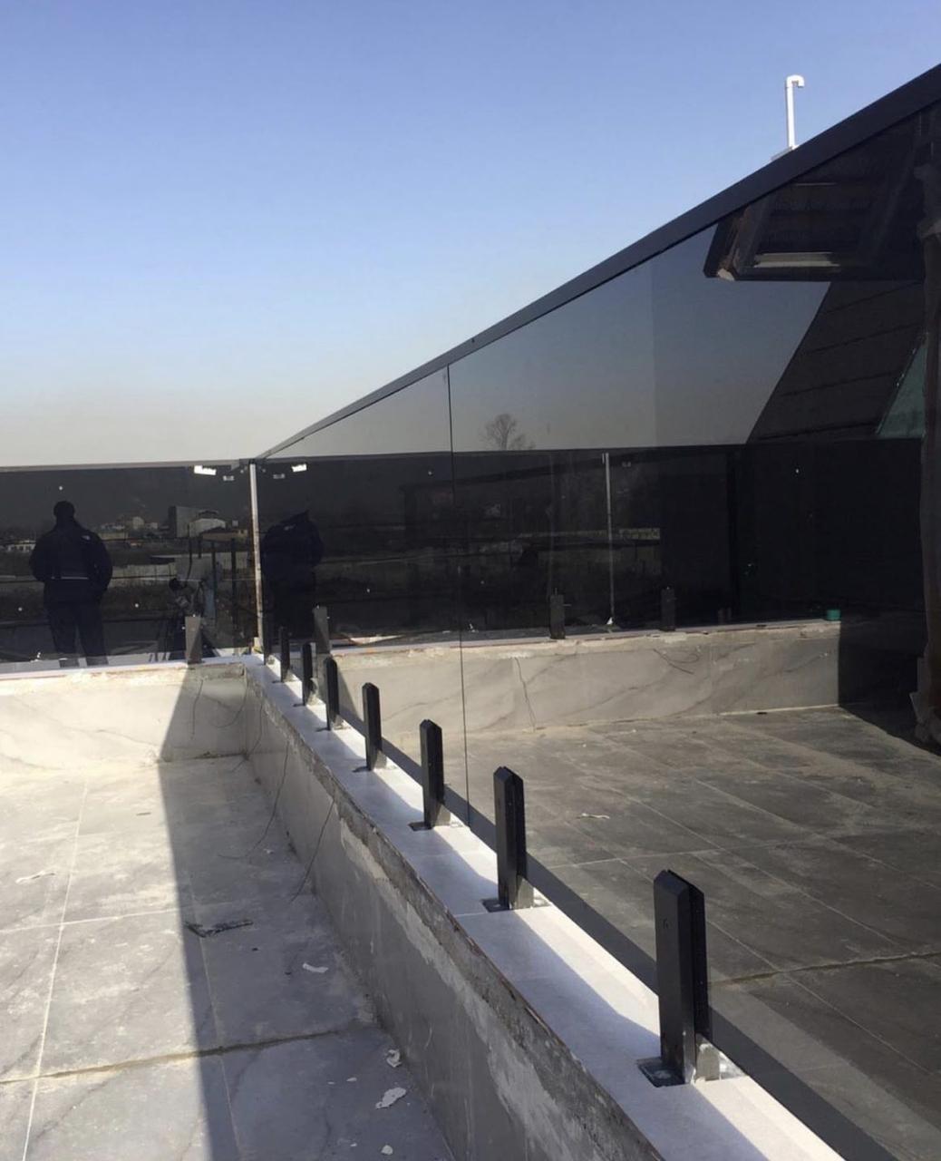 Скляні огорожі терас на стійках з нержавіючої сталі