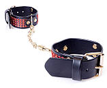 Наручники БДСМ із штучної шкіри із кристалами червоного кольору Fetish Boss Series Кайф, фото 3