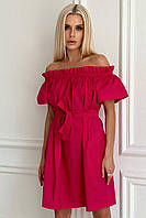 Малиновое платье с открытыми плечами