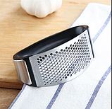 Прес для часнику Garlic press 10.7х5.1х6.9 см із неіржавкої сталі з пластиковою ручкою, фото 2